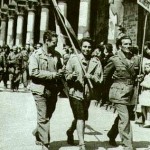 Partigiani_sfilano_per_le_strade_di_milano.jpg