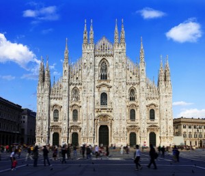 piazza-del-duomo-in-milan-italy-P62XMQ7-min