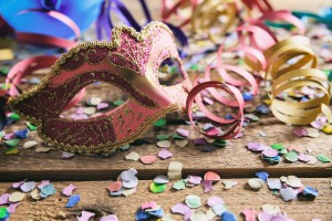 carnival-party-mask-confetti-and-serpentines-on-PRTNT9T-min (1)