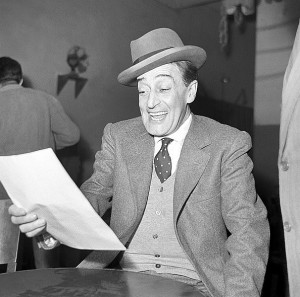 Antonio De Curtis in arte Totò posato per una intervista. Roma 1949