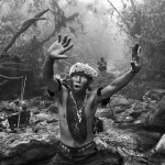 Sciamano-Yanomami-dialoga-con-gli-spiriti-prima-della-salita-al-monte