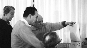 foto-di-mario-bocchi-da-sinistra-mimise-e-renato-guttuso-con-pablo-picasso-e-di-spalle-douglas-cooper-1964-mougins-francia-stampa-da-negativo-originale-carchivio-storico-bocchi